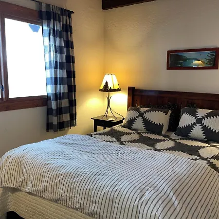 Cabin Close To Hiking Trails And Ski Resorts